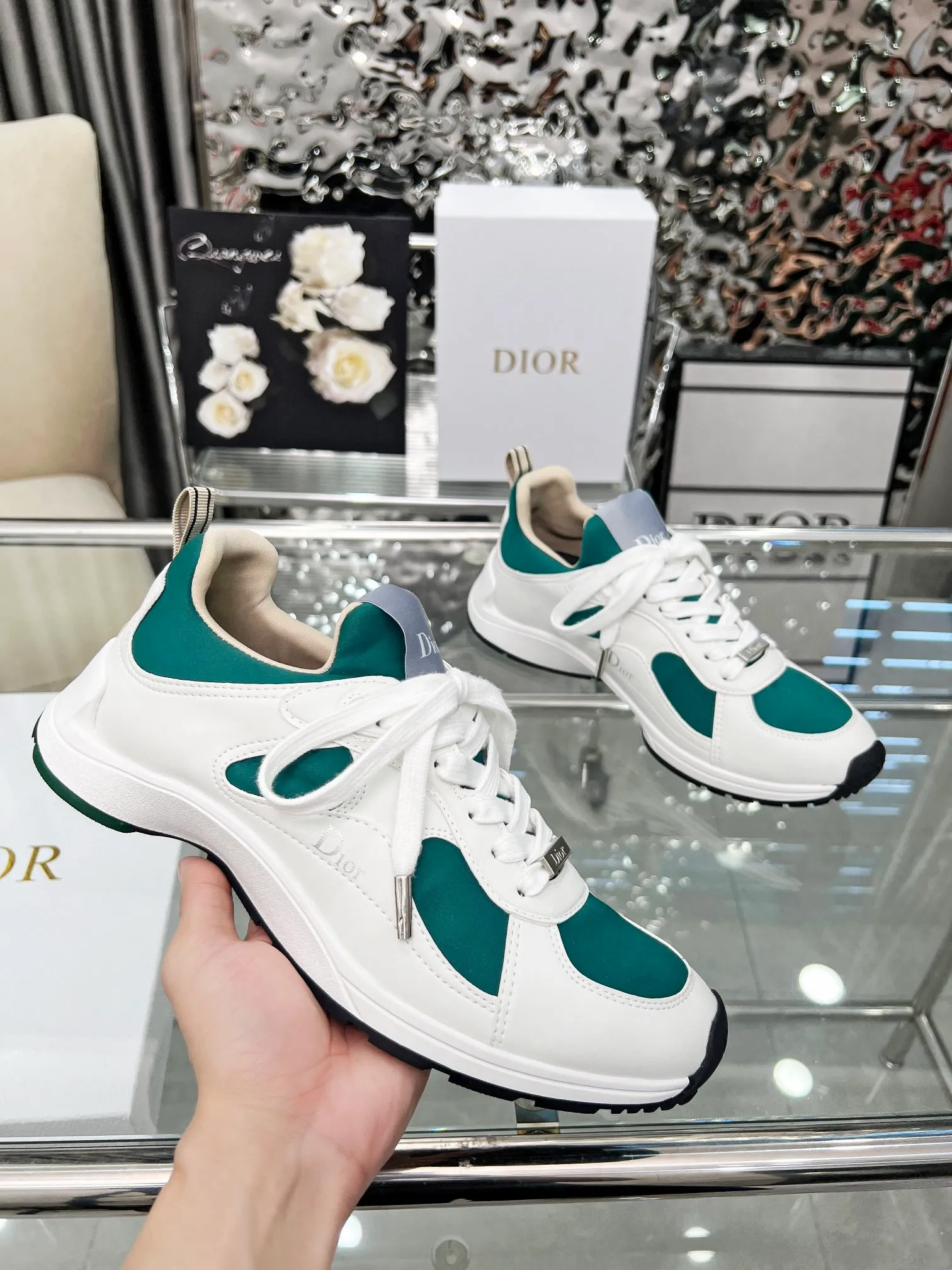 Men's shoes 💰540 Dior, the latest Star series on the show, this Dior Star dad sneaker is a new product for the fall of 2025, enriching the classic series with fashionable retro style. Carefully crafted, these Dad Shoes style shoes can be paired with casual looks all year round and follow the trend of the retro market. The Dior logo on the tongue also indicates that this pair of shoes is the B30 model! B30 uses fine-textured leather and mesh cloth materials to form a shoe body. There are conspicuous letters CD on both sides of the shoe body to indicate identity. The multiple lines on the shoe body outline the details, making the shoes look less monotonous and full of retro three-dimensionality! Code number: 40-46 Color: four colors